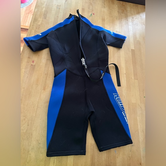 Kids size 8 short wetsuit. Never worn. - Picture 2 of 2